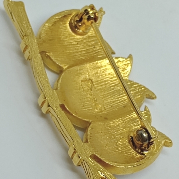 * vintage Crown Trifari signed white enamel 3 owls pin brooch - Picture 4 of 6